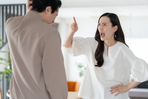 「やめてと言っても夫が胸やお尻を触ってくる」“家庭内痴漢”に苦しむ妻たち