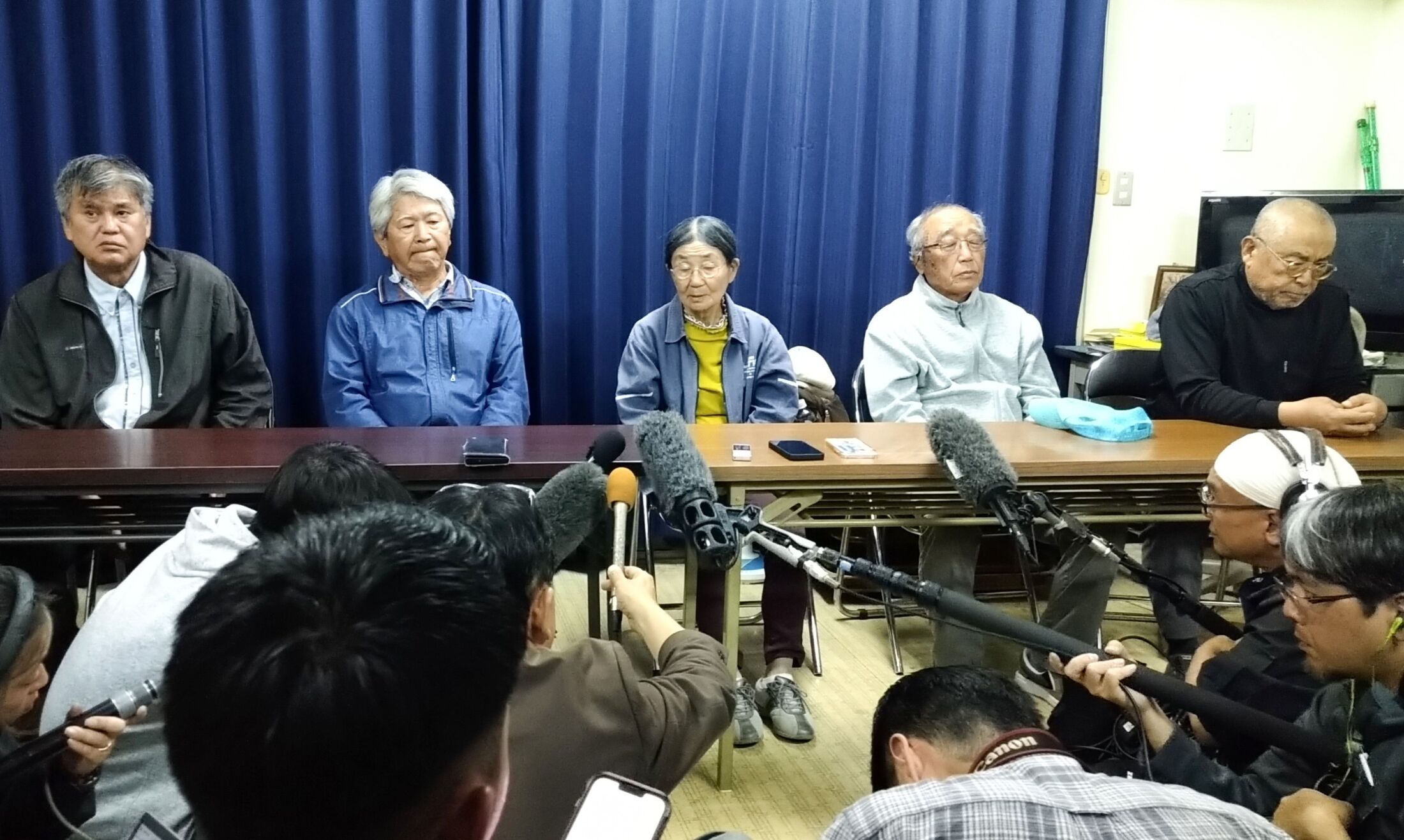 【悲報】 辺野古転覆事故謝罪会見のジジィが中国人スパイと行動を共にしていたと文春に書かれる