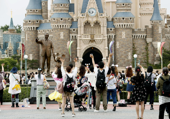 東京ディズニーランドでインド人観光客が集団ダンス…インド人からも「恥ずかしい」の声