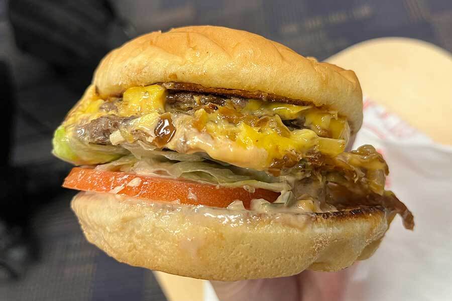 白人「日本人はハンバーガーをそんな綺麗に食べるんか？手にタレが付いたら指をしゃぶればいいだろ」