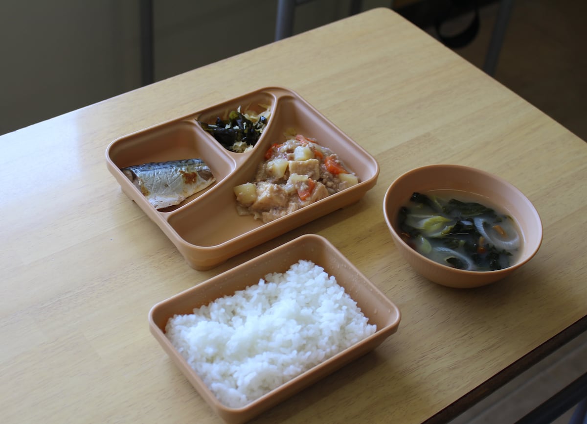 事件です。　横浜市の中学校、給食が1年生分だけ届かず予備分のおかずなどを集め、食事の準備
