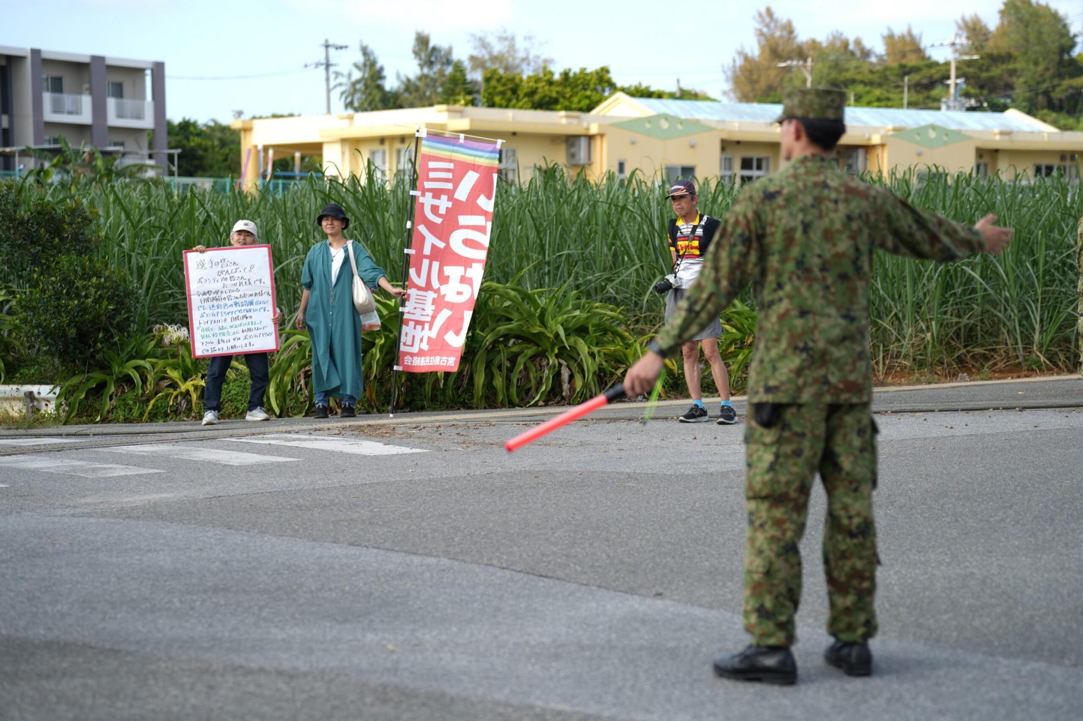 【なぜ軍服を着ているのか】陸自が迷彩服で宮古島トライアスロンのボランティア、市民団体が猛抗議へ