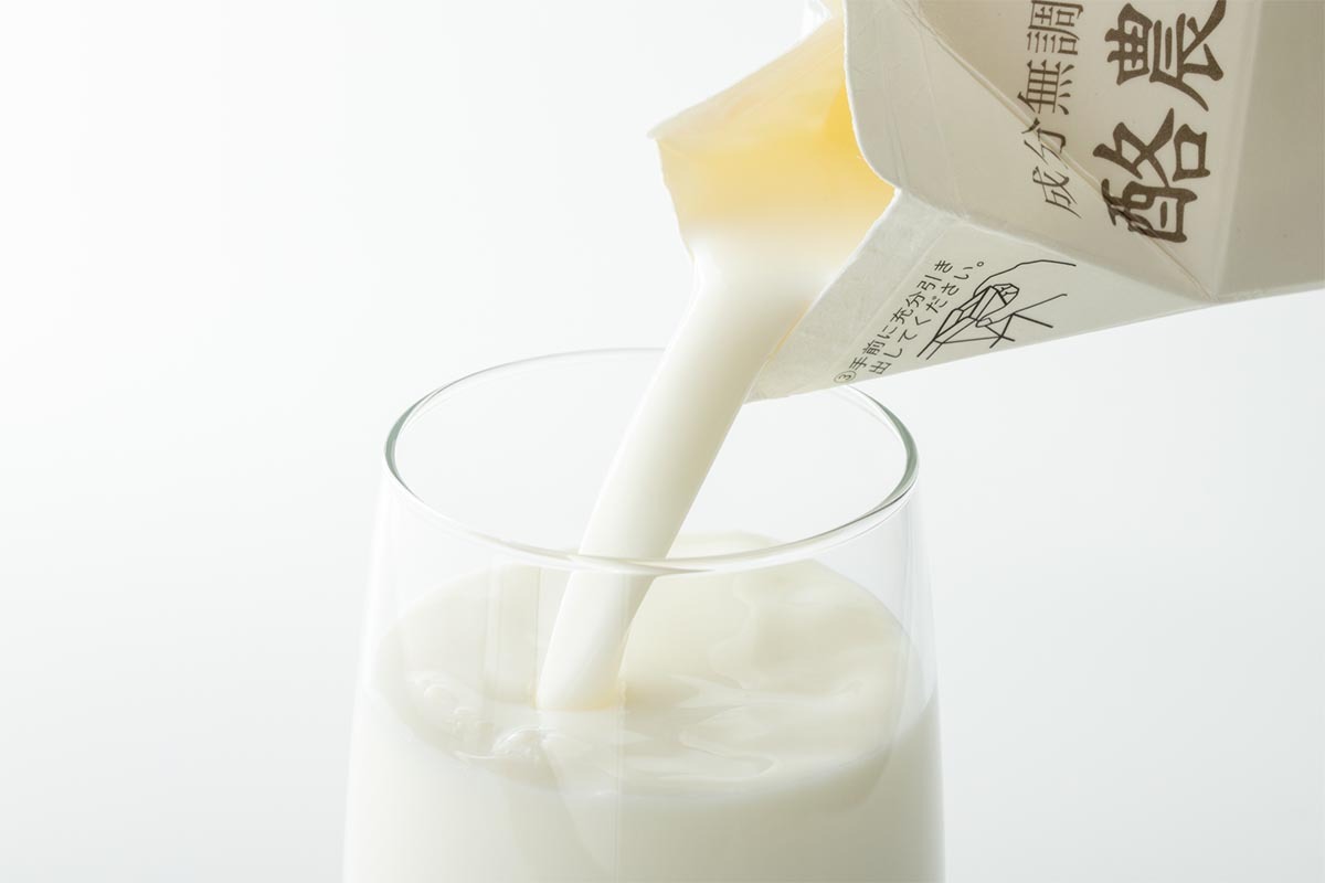 牛乳は凍らせればずっと保存できるよ。製氷機に入れてアイスコーヒーなんかに入れるのもおすすめ