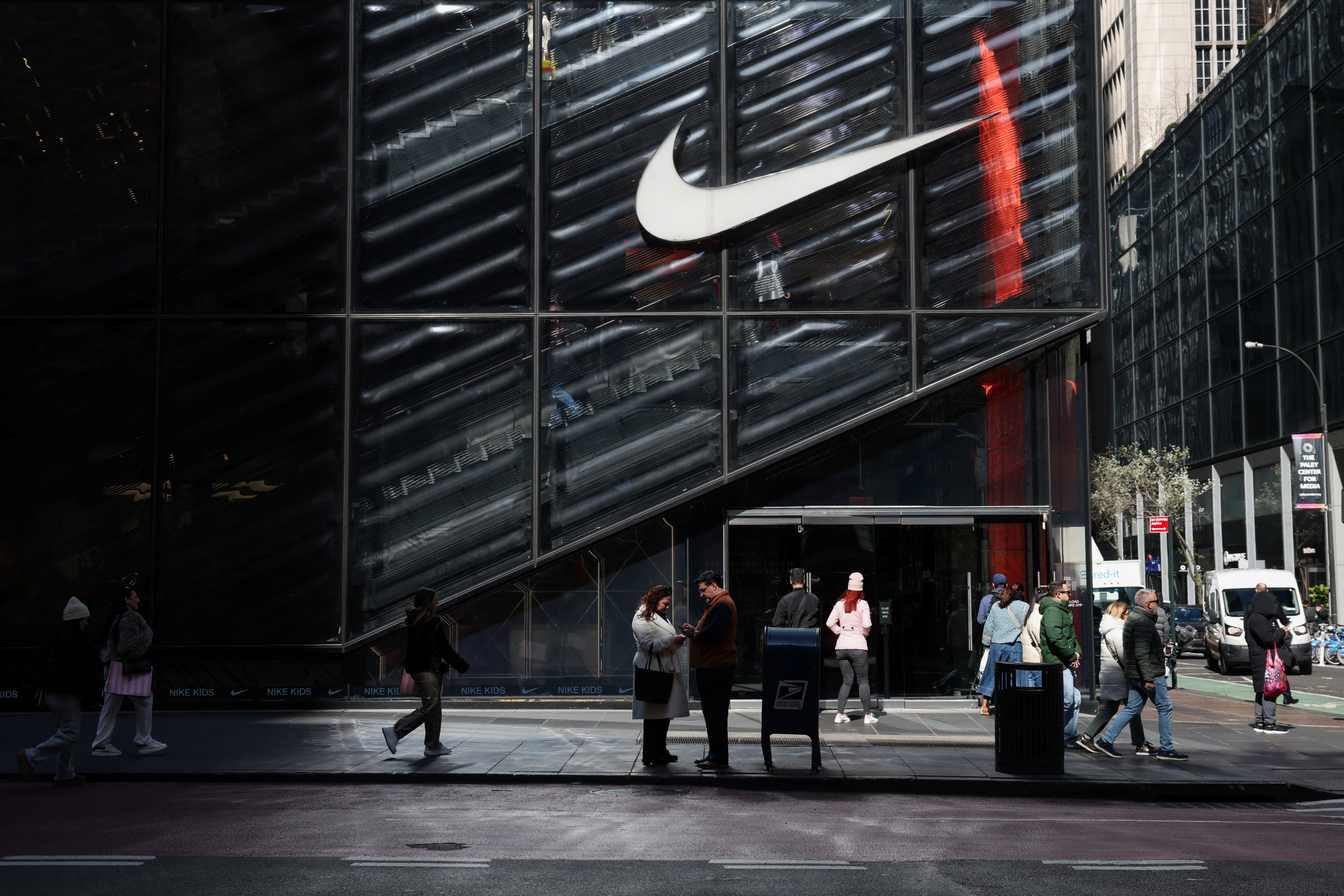 【画像】　セブンイレブン 「NIKEさんさあ、7月11日にこの色の靴を発売するって、これお前やってんな」