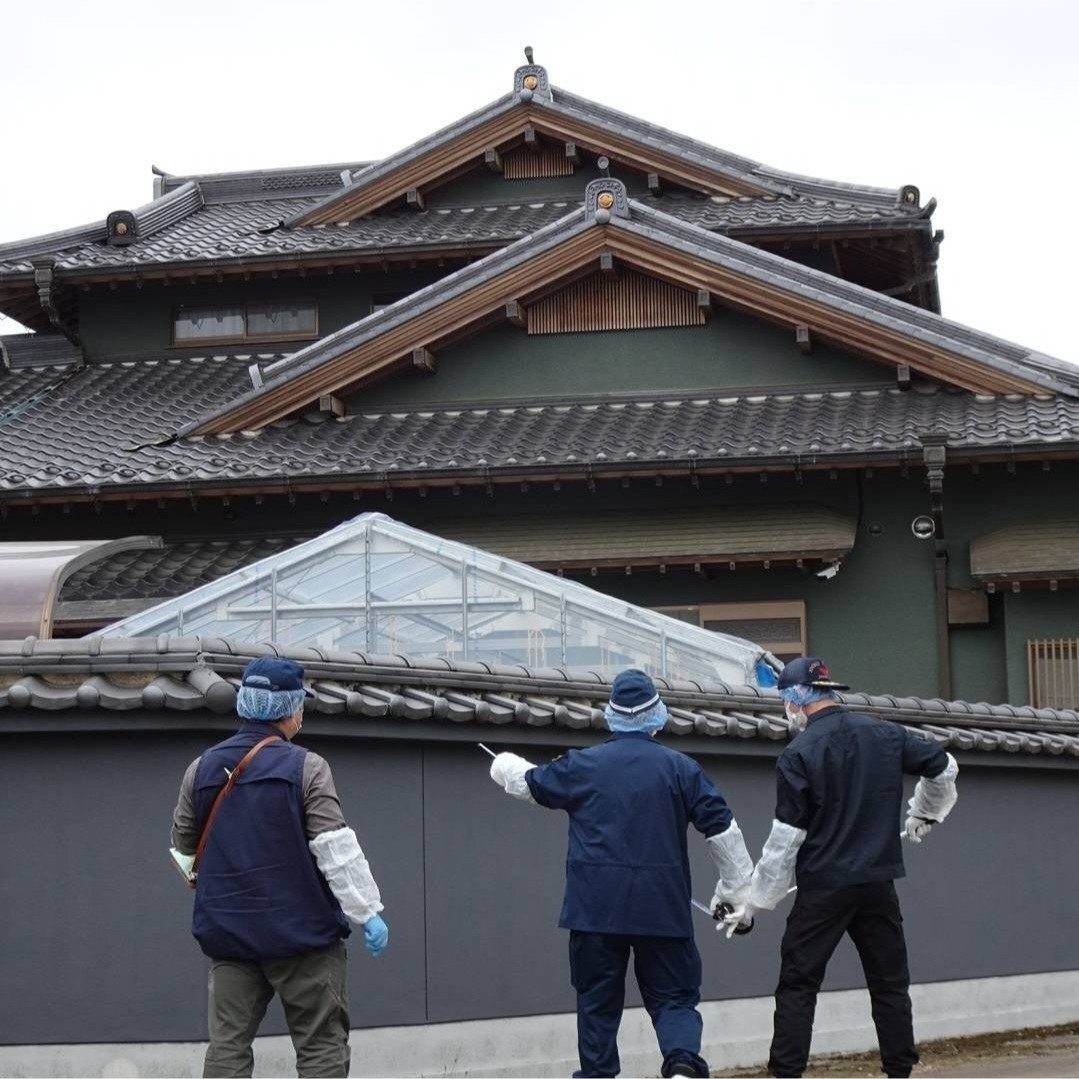 豪邸を建てるのなら門扉の前にガムをクチャクチャ噛みながら銃を乱射する警備員を置かないとな