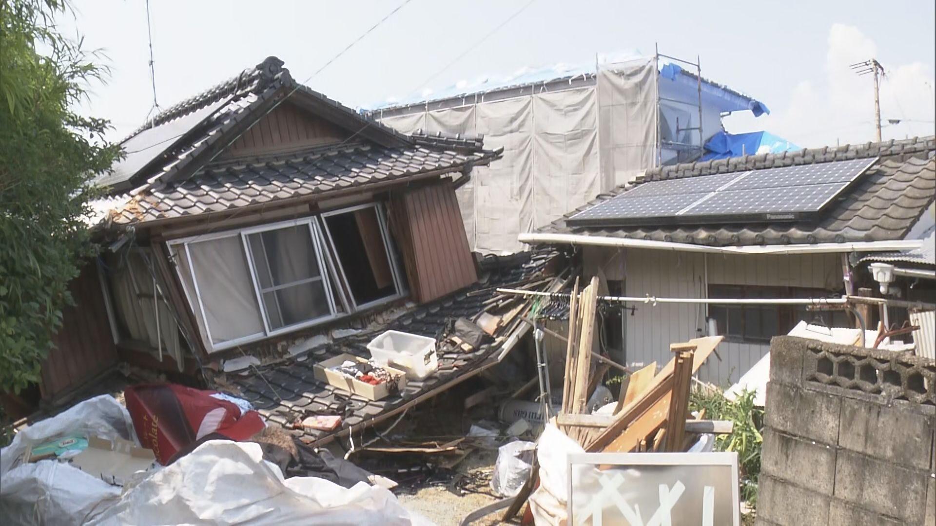 地震で閉じこめられ救助中の14歳女子中学生の未洗濯の「部活バッグ」が火事場泥棒される。