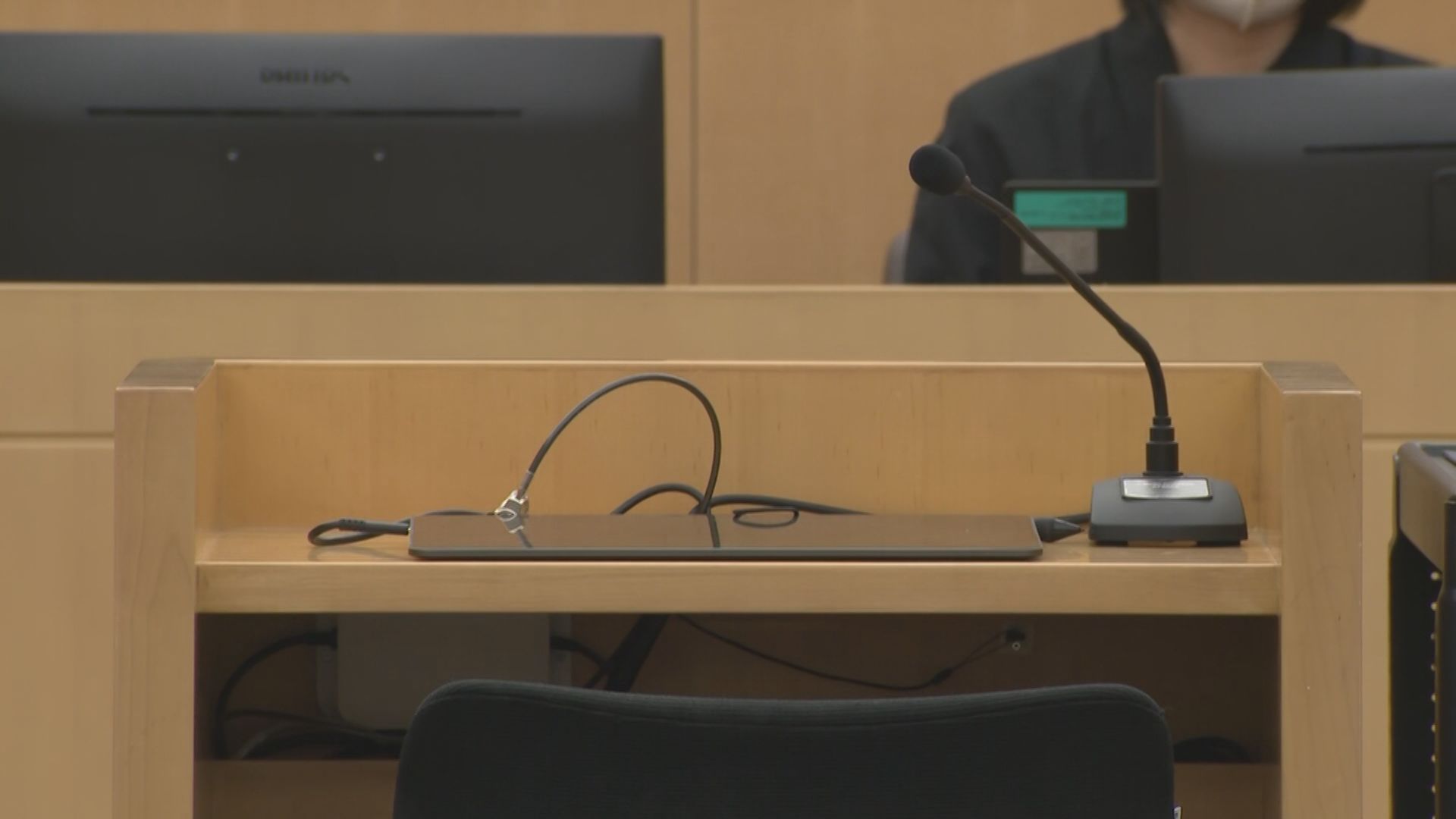 違法改造のタイヤで男児の頭部を踏みつぶし。フィルム貼り付け左折で横断歩道の男児に気付かず。車カス