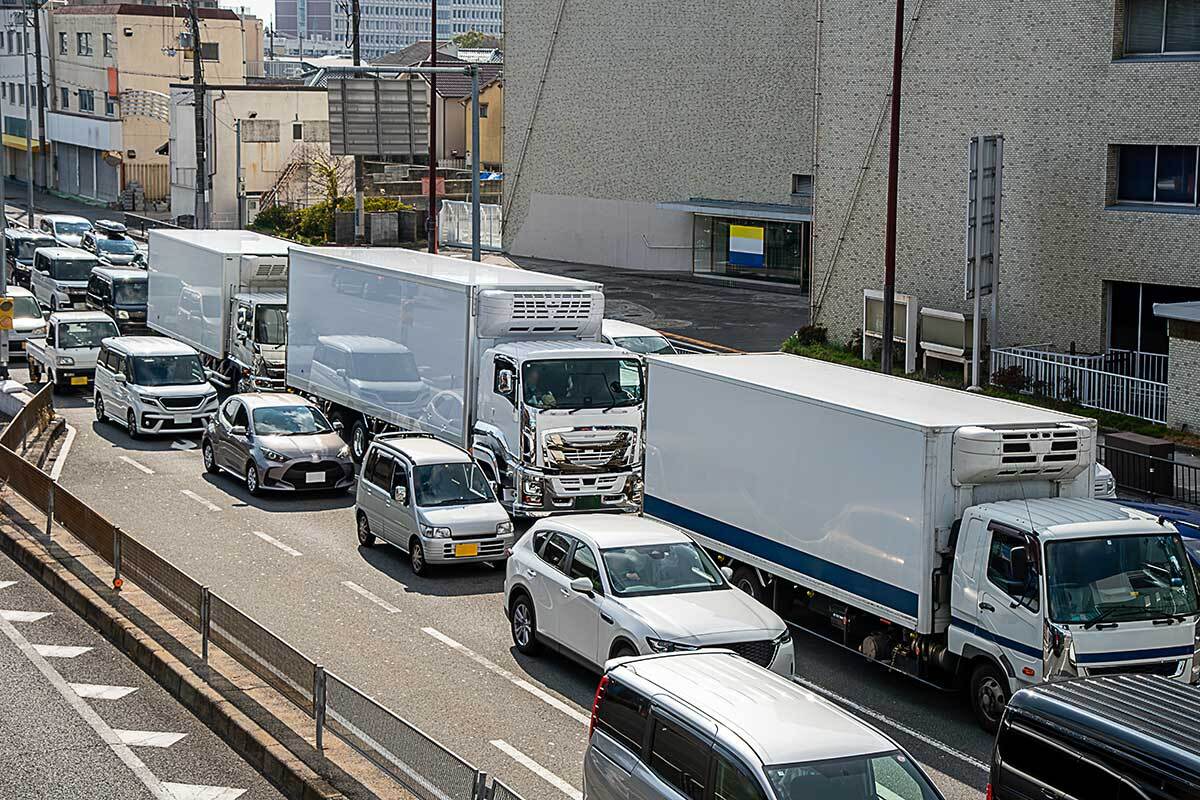 連休中の渋滞に「トラックは下道を利用して」　理不尽な要求が炎上