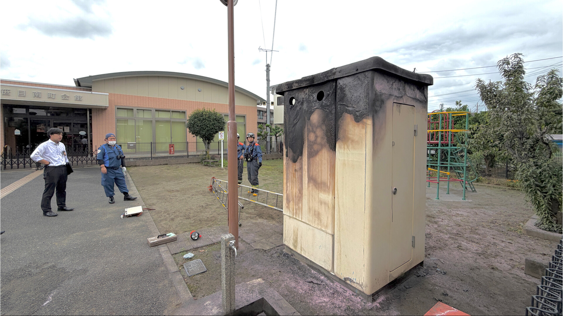 公園の公衆トイレが燃える  けが人なし　屋根のソーラーパネルなどが燃える