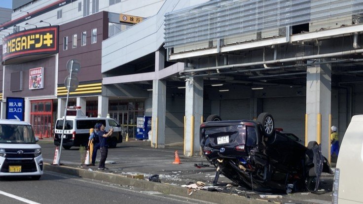MEGAドンキの立体駐車場から車が落下　車を運転していた77歳男性が意識不明　助手席の妻は腰を骨折