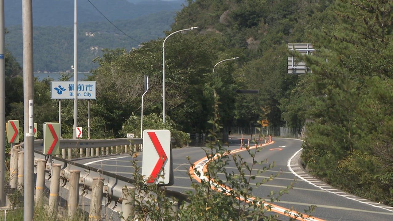 岡山県の県道でスポーツカーが対向車線にはみ出しSUVと正面衝突　スポーツカーの男性2人が死亡