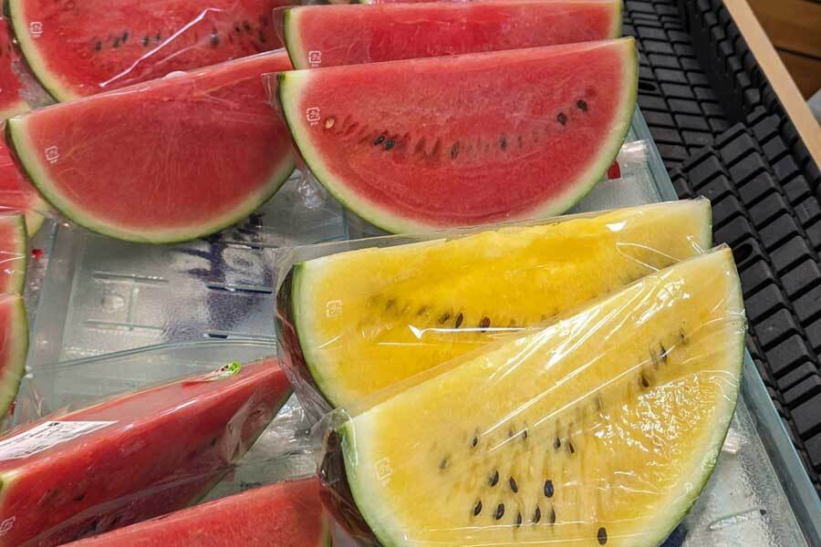 赤いスイカは甘くて美味しい。黄色いスイカは酸っぱくて美味しくない
