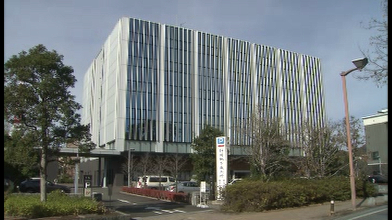 “舌の運動”と称して自身の陰部を舐めさせた歯科医