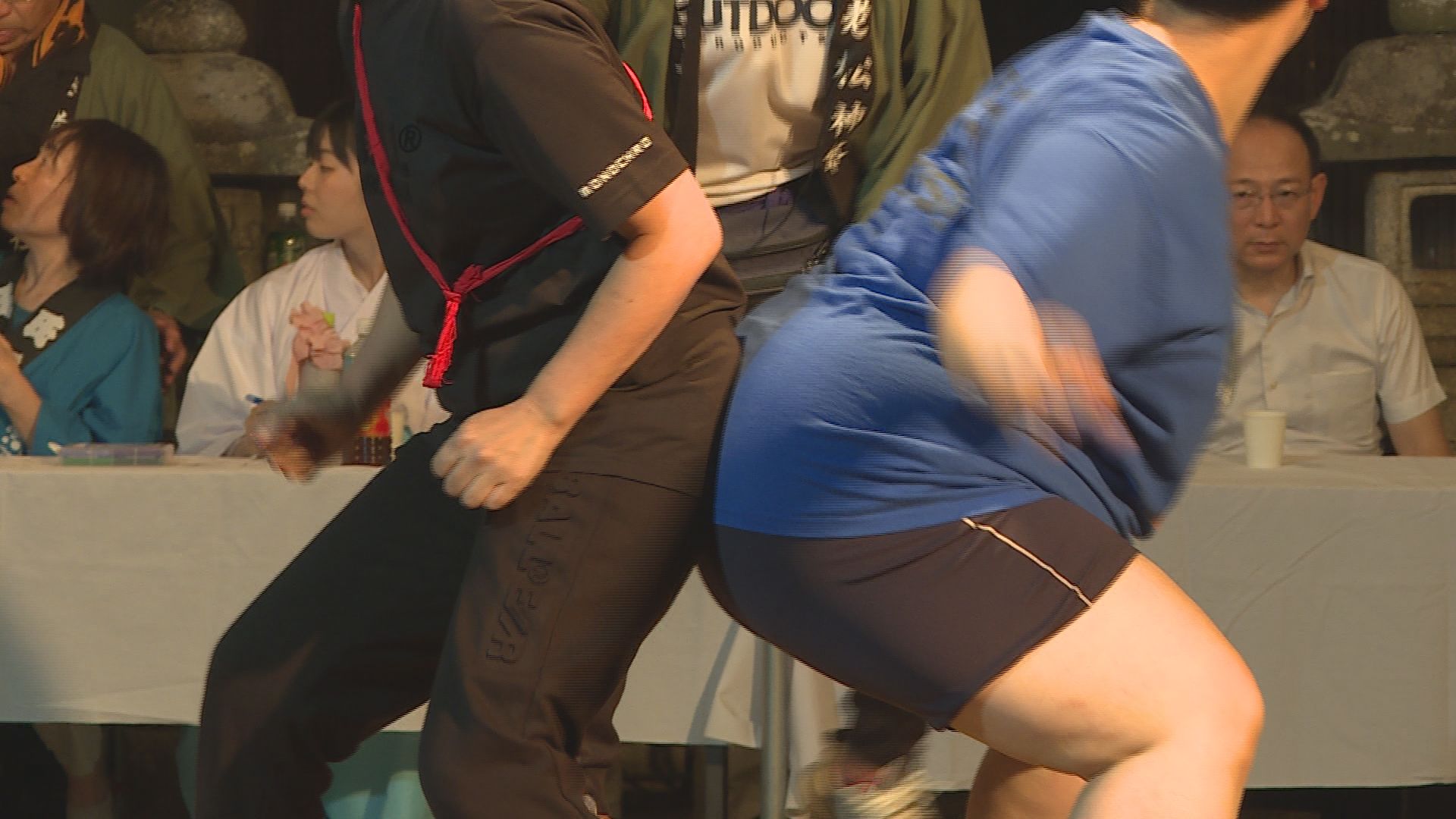 「尻あって、尻あって」　尻をぶつけ合い競う女尻相撲　高校1年から70代までの女性参加