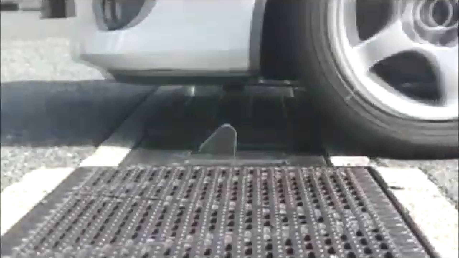 逆走すると「ドカン!」高速道路で突起物による衝撃警告　物理的・視覚的にアプローチ