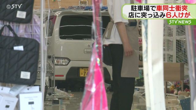 店内に突っ込んだ軽乗用車　6人搬送のうち1人重傷