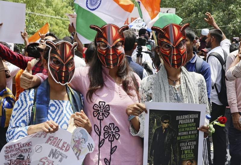 インド最高裁「ニートはゴキブリ」→ゴキブリ人民党誕生　連日デモで不正した教育相を辞任に追い込む