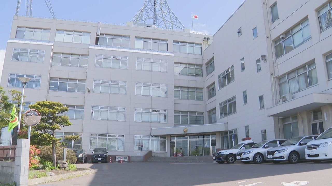 函館市の入浴施設の休憩スペースで20代男性のチンコが揉まれる　51歳の男逮捕