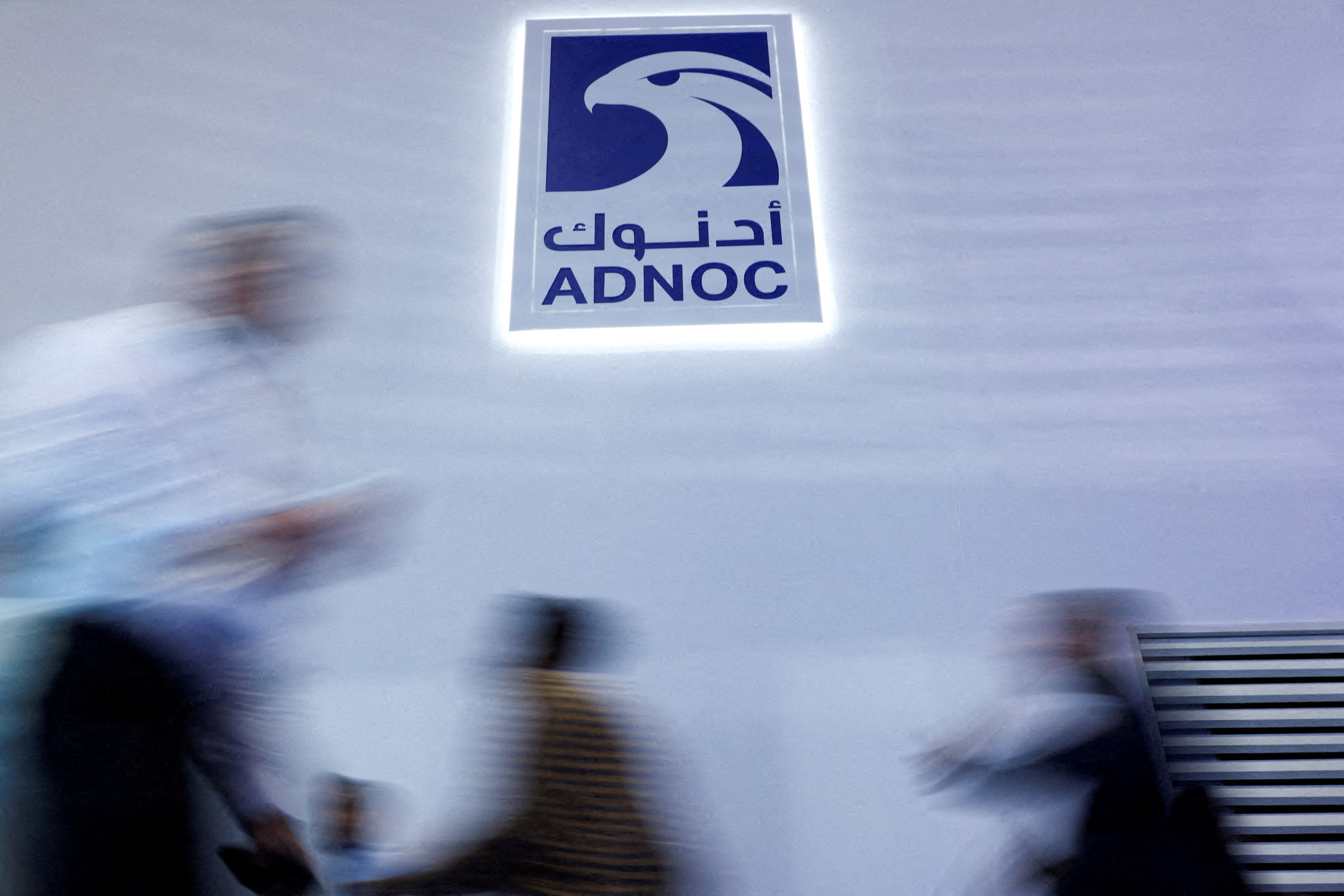 UAEがオマーン港経由のナフサ輸出ルートを確立、トン1300ドルから788ドルに暴落