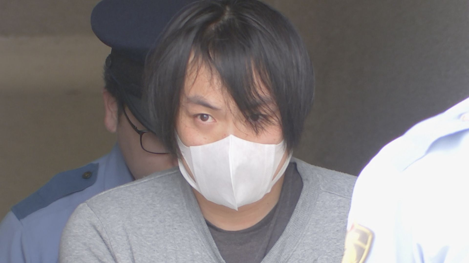 小学教師「おしっこがうまくてきない男児がいたので補助したただけ。のちの研修資料として撮影した」