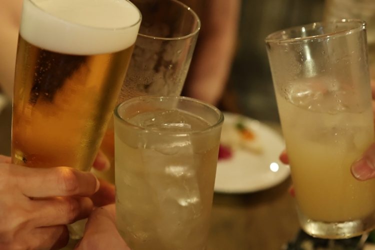 《倒産件数は過去最多に》「居酒屋離れ」する利用客の本音　「飲み放題もコスパが悪くなった」