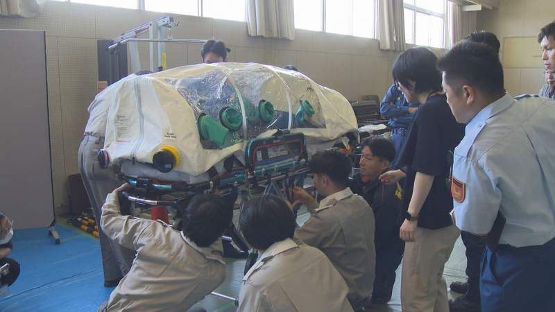 群馬県でエボラ出血熱疑い患者を搬送する訓練