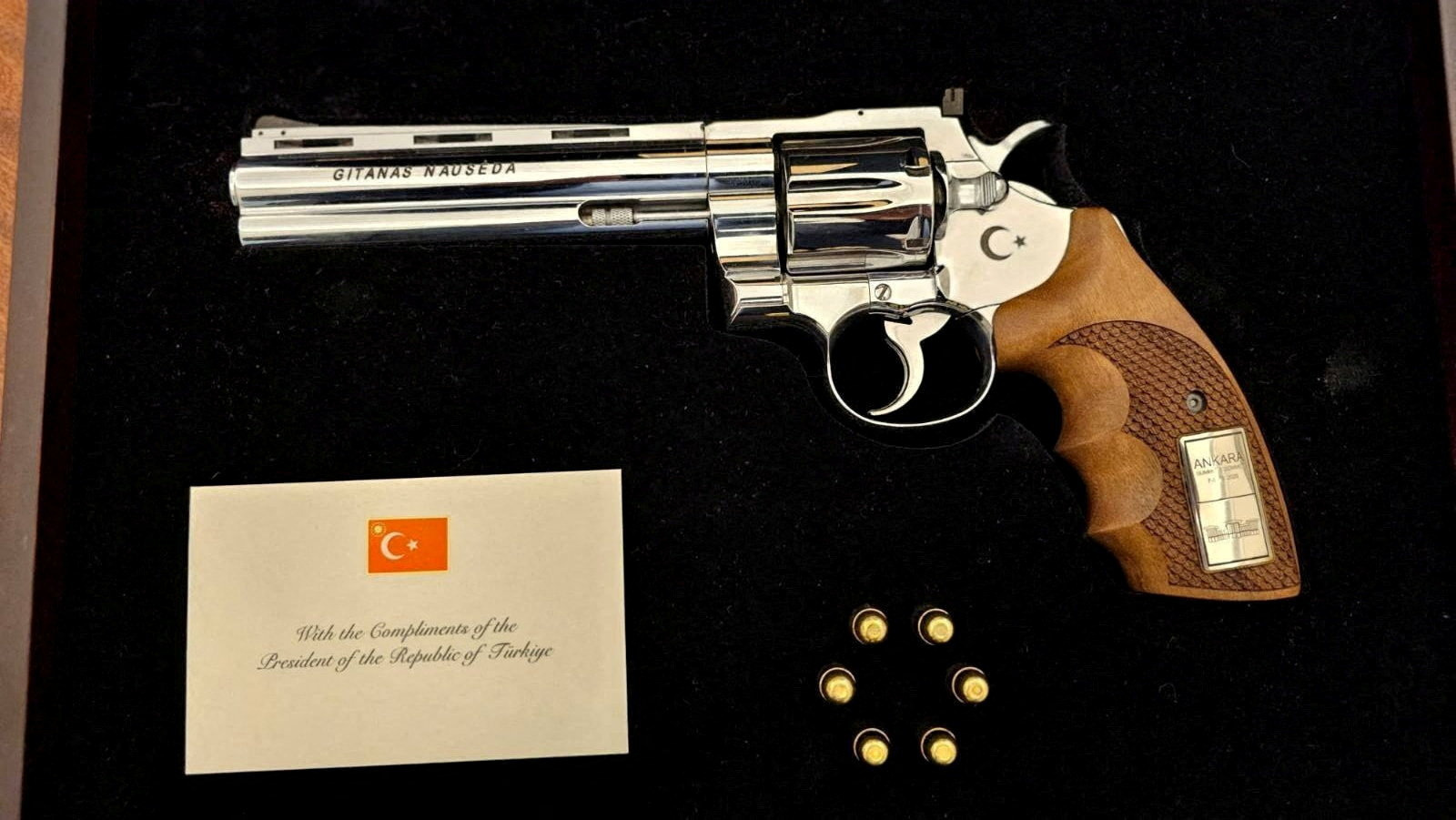 お土産に実弾付きで銃を手渡す、その心は？
