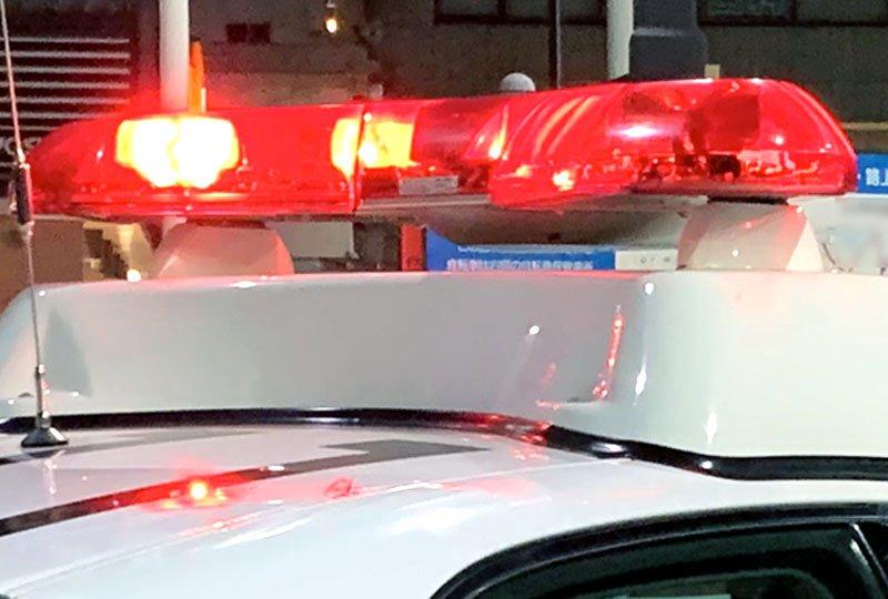 事故処理中に警察官2人はねられ重傷