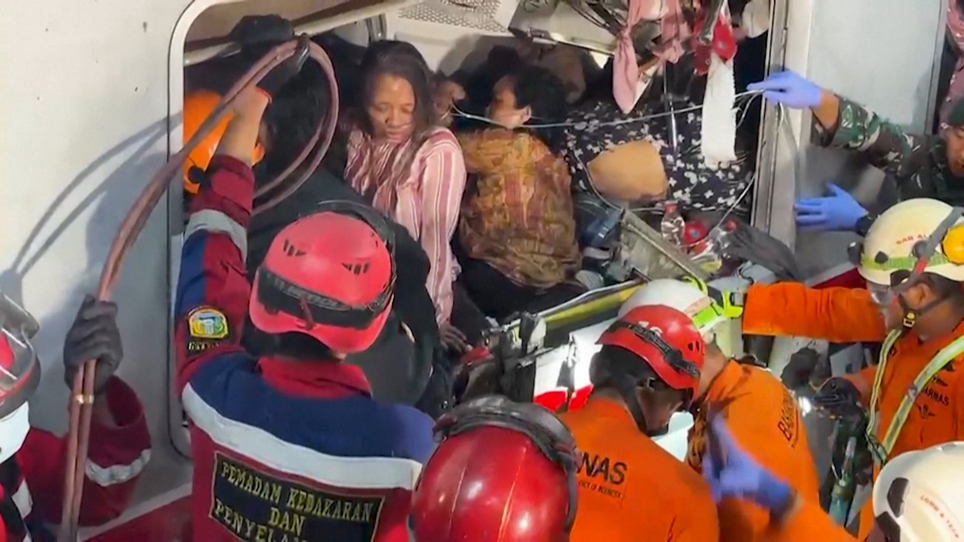 通勤電車の女性専用車両に長距離列車が追突　女性15人死亡　84人けが　　インドネシア