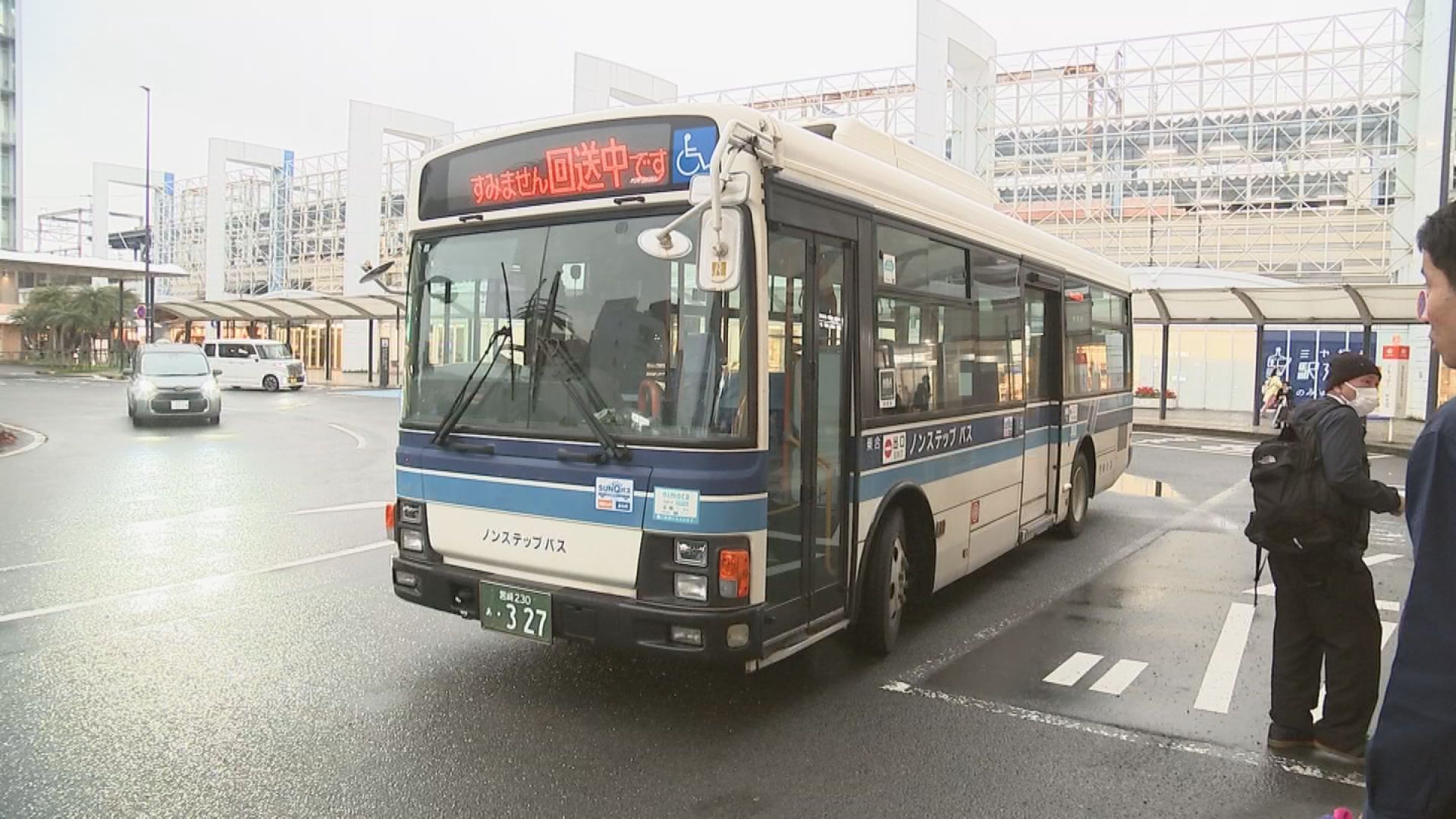 突然大声を出しバスを蹴りワイパーを折り曲げた43歳男を器物損壊の疑いで逮捕