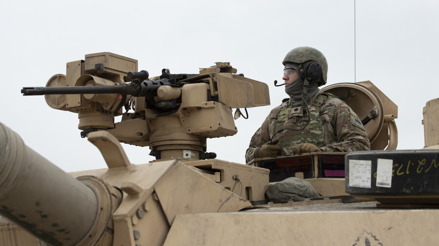 戦車のハッチに詰まるから!?「ウエストサイズ÷身長=0.55未満」厳格な新ルールを米陸軍が導入