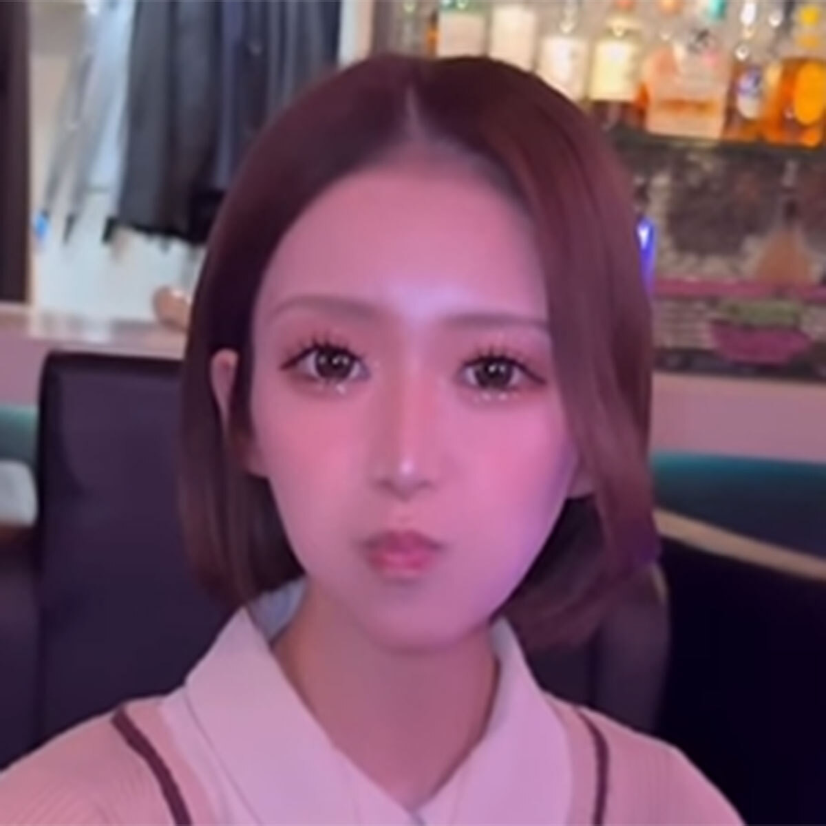 女性店員がコーヒーにミルク“口移し”提供、バーの動画に批判殺到…本人が語った“真相”