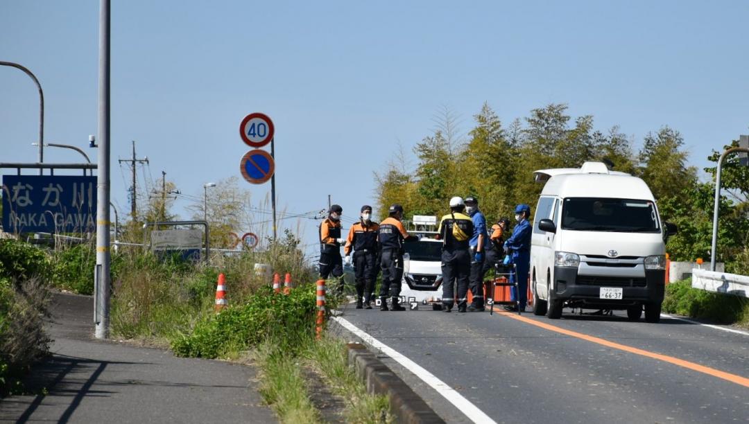 路上に倒れていた男性死亡　頭や腹にタイヤ痕　ひき逃げ事件として捜査