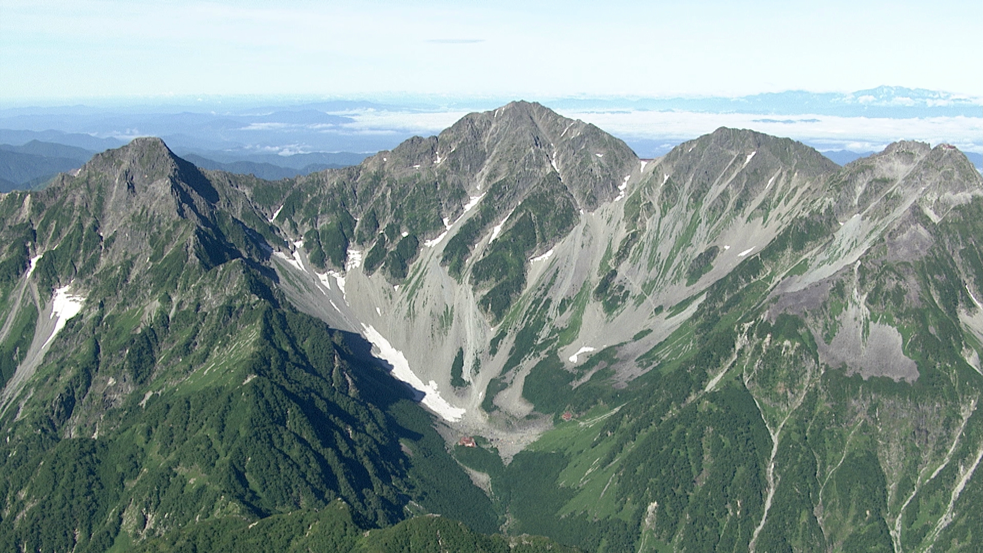 遭難は屋外とは限らず... 北アルプスの山小屋でベッドのはしごから転落　73歳男性が肋骨を折る重傷