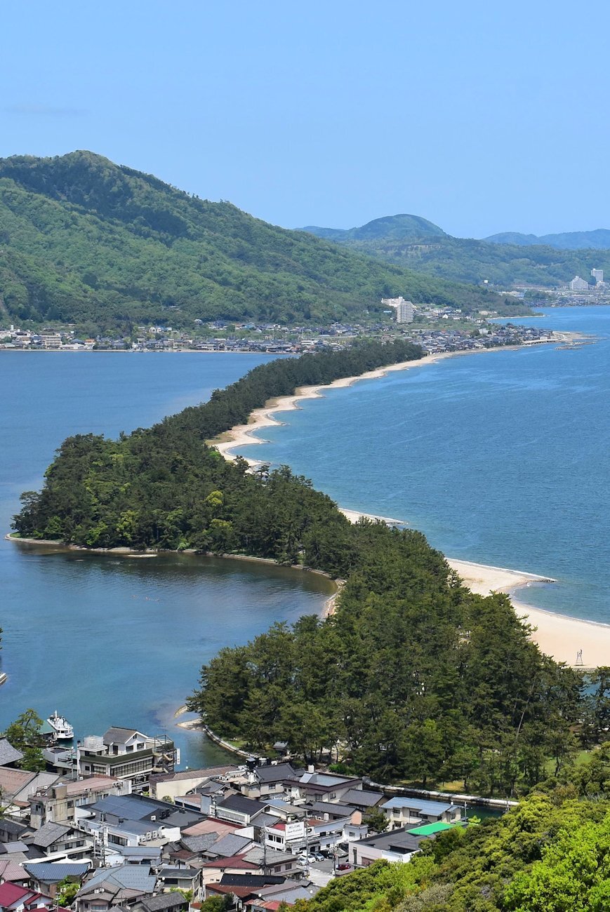 大江山 いく野の道の 遠ければ まだクマもみず 天橋立