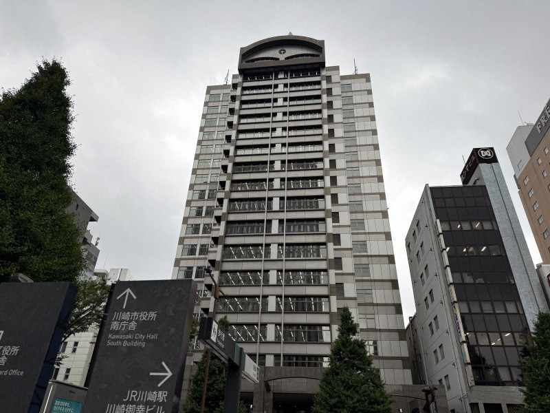 川崎市の小中学校でベロンチョ身体検査。下着脱ぎ上半身を露出。胸の膨らみが露わに。