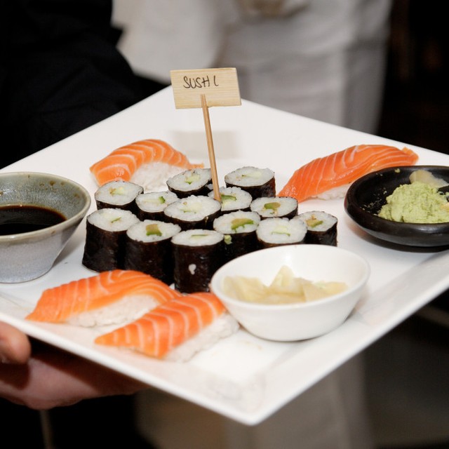 食いすぎ防止に向けて、スシ・トロ店では食残し料として3100円から4400円での料金設定