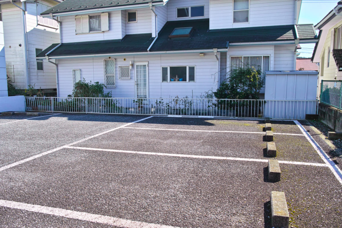 田舎だと空き地だと固定資産税高いから砂利の駐車場として貸して税金対策してるよね