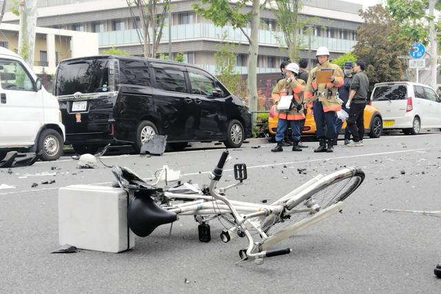 自転車の警察官2人が車にはねられる、大けがか
