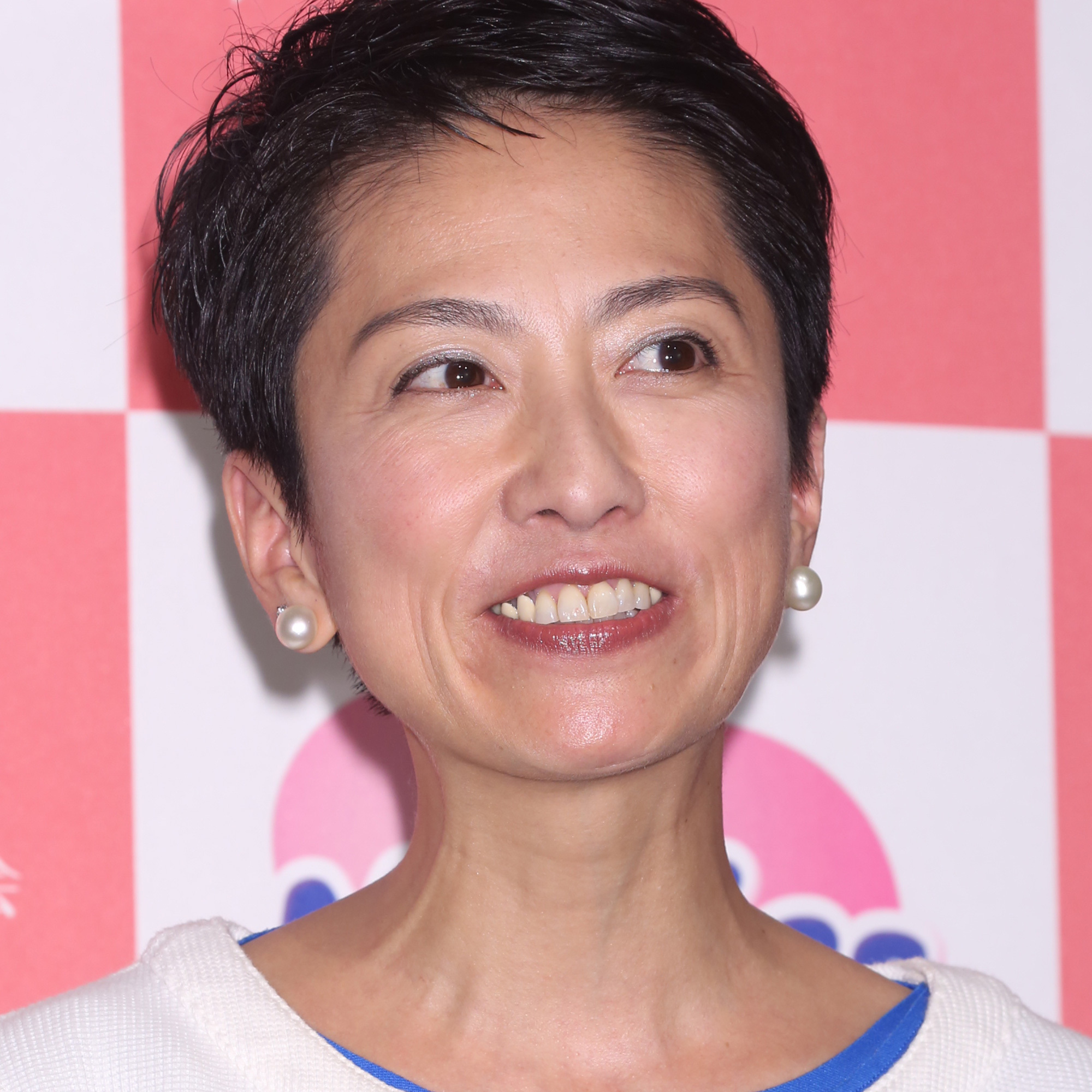 【馬鹿】 蓮舫「お行儀よく座る高市は女の敵！」→ てめーも同じ座り方をしていました