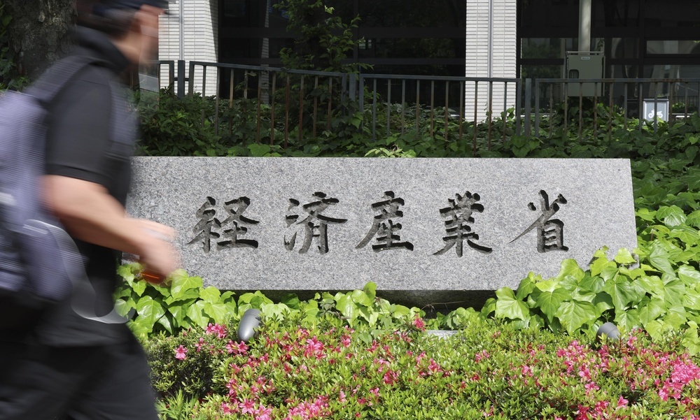 政府「だから電力は足りてるって言ってるだろ！この夏も暑いからエアコンガンガン使え」