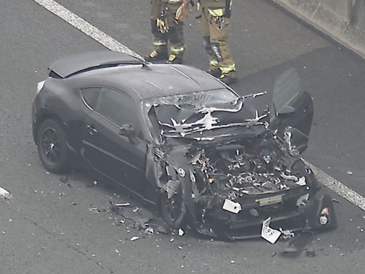 AIがいうからにはトヨタ86の車カスが伊勢湾岸道弥富インター周辺でトラックに追突して3匹怪我の車カス