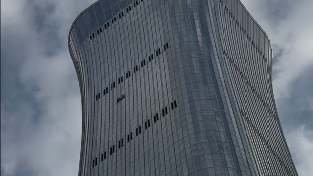 経済崩壊の中国で発生した小型飛行機による高層ビル突入テロ事件。当局が意味不明な原因を発表