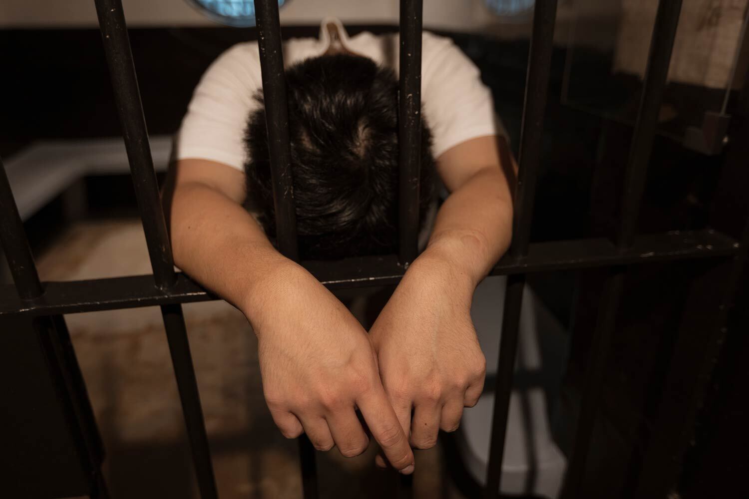 男性「お前何さらしてるんじゃボケが！」男「俺は今死んでいる！警察を呼んでくれ」男性「お、おう」