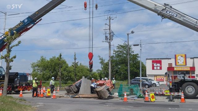 「頭部に鉄の板が跳ね返り…」水道工事中に50代作業員が頭がい骨骨折　重機は横転