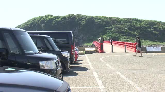欄干の外に立たせて脅迫…集団で10代男性2人に暴行し現金奪う　男女8人強盗致傷で逮捕
