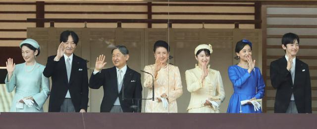 朝日新聞「政府は女性・女系天皇に消極的」