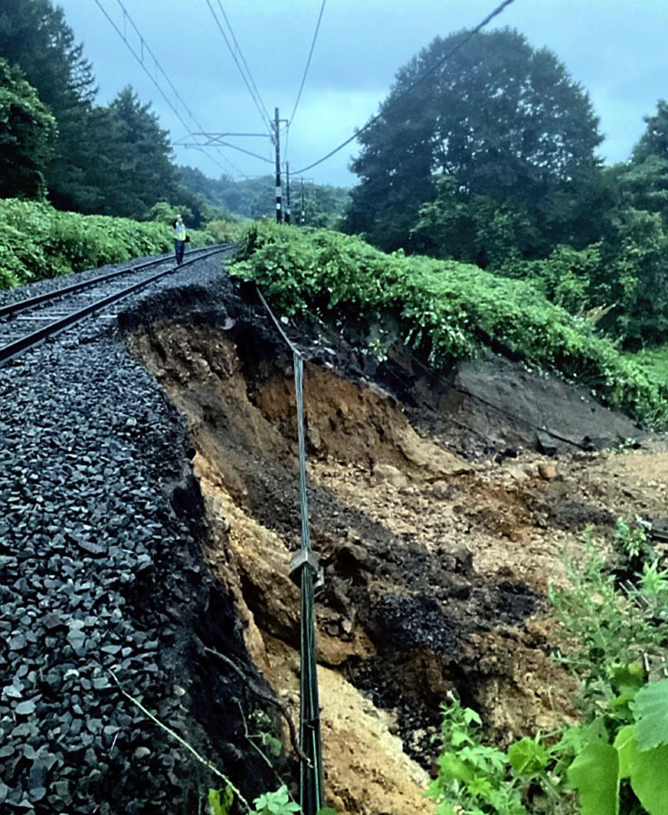 大雨影響か、線路沿いの盛り土崩壊　JR磐越西線、猪苗代―若松間当面運休　福島