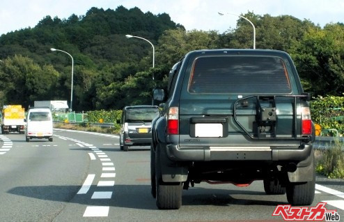 パッシングや右ウインカーはしちゃダメ？追い越し車線に居座り続けるドライバーの心理