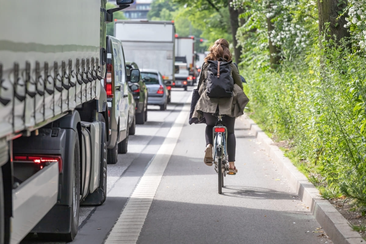 自転車を追い抜く為に車が黄色中央線跨ぐのはアウト。並べ